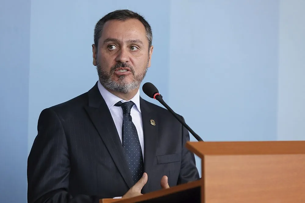 Banco Master custeou viagem de diretor da Polícia Federal para evento em Londres