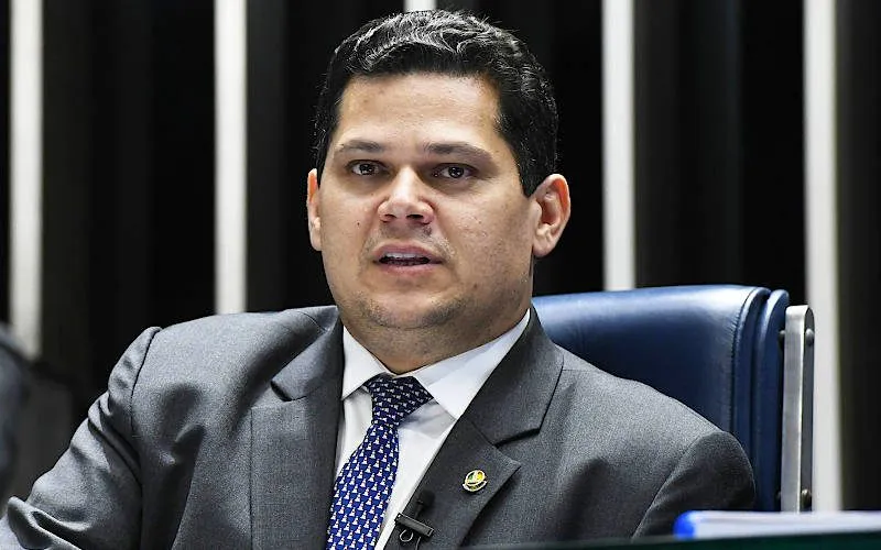 Alcolumbre nega acordo político envolvendo vetos e investigação sobre Banco Master 