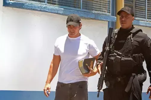 Defesa de Daniel Vorcaro sinaliza delação “forte” ao relator do Caso Master; material deve ser entregue em maio e pode atingir agentes dos Três Poderes
