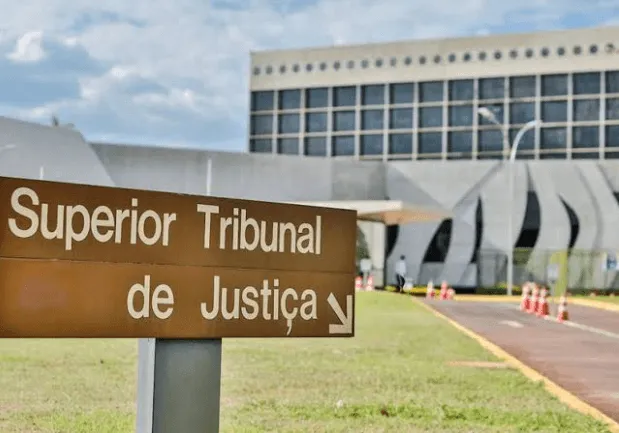 STJ concede prisão domiciliar a mãe condenada por tráfico e reafirma presunção legal do cuidado materno